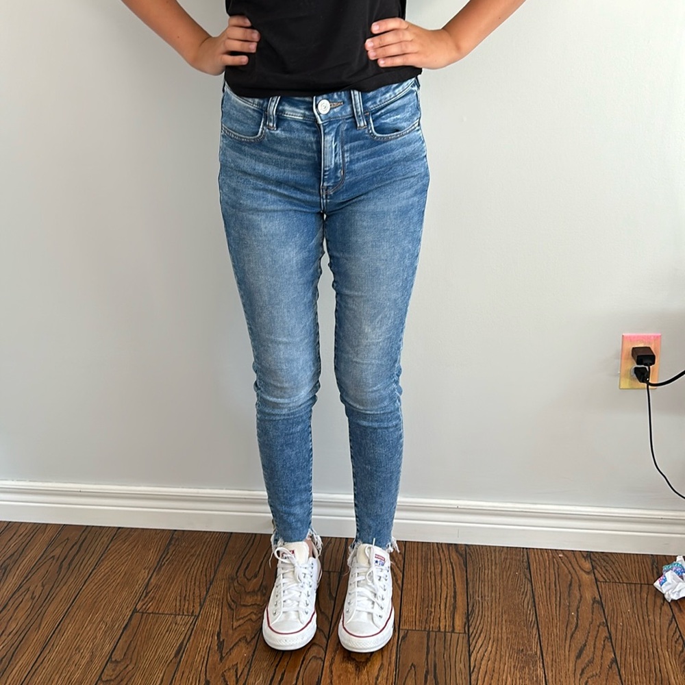 American Eagle Jeans Size 2 in mint condition, super soft and stretchy.